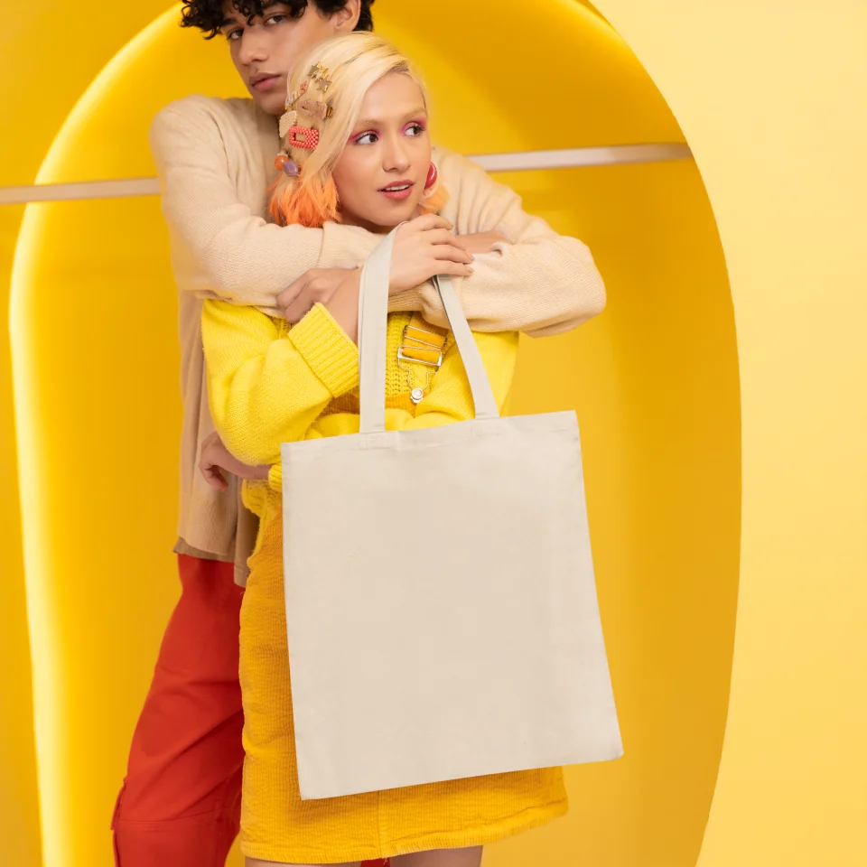 20250401_mockup-of-a-man-hugging-a-smiling-woman-with-a-tote-bag-in-a-new-pop-wave-setting-m38779